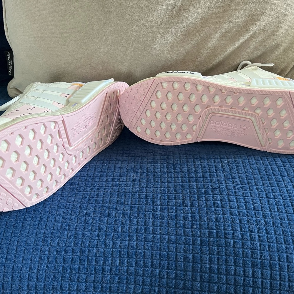 ADIDAS Women's NMD R1 Running SIZE 8 Boost White Pink GZ8013 - Picture 5 of 5
